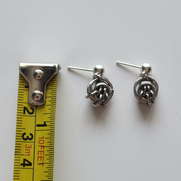 Vintage silver chainmaille knot earrings ✦ small dainty circle earrings ✦ - Picture 5 of 6